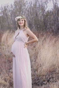 shooting photo femme enceinte dans un champ